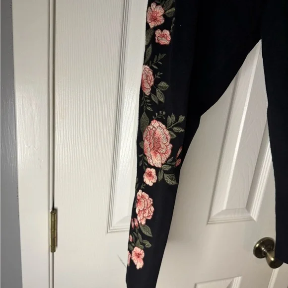 Torrid Floral Embroidered Black LEGGINGS CROP - Picture 2 of 3